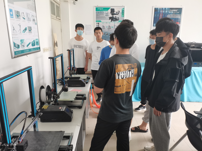 智慧制造學院舉辦“走進開放實訓室 感受科技魅力”朋輩式交流活動